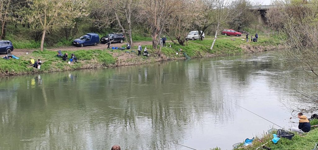 деца с въдица в ръка