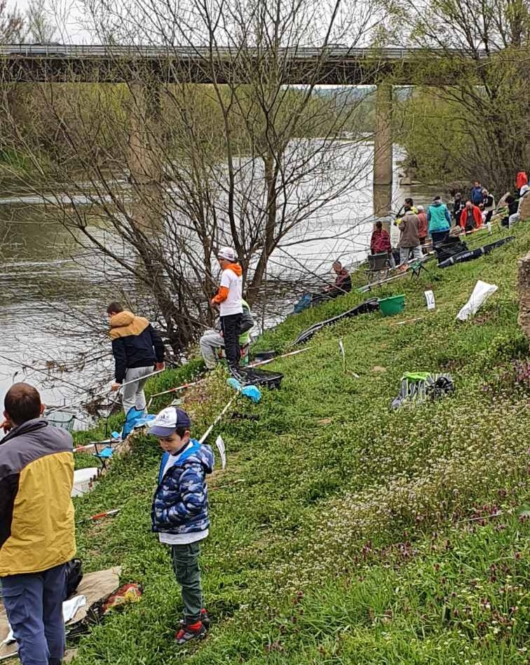 деца с въдица в ръка