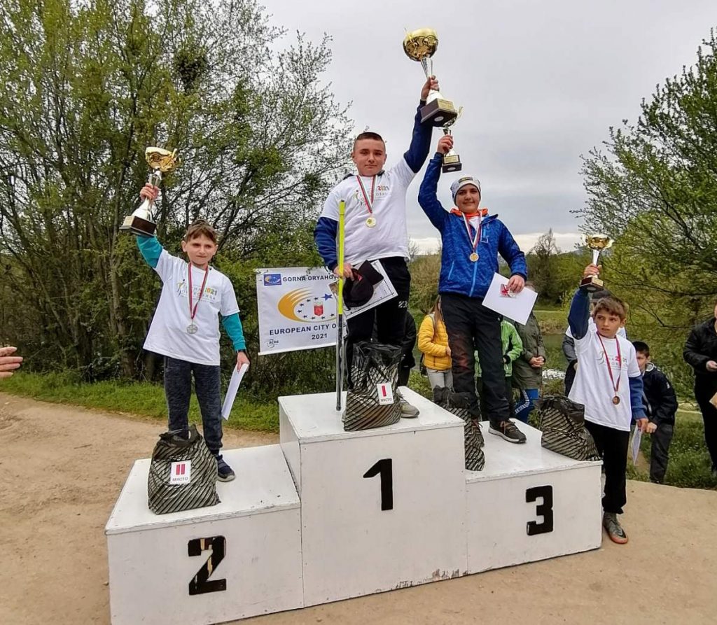 деца с въдица в ръка