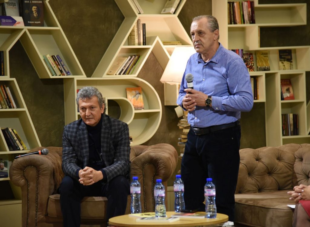 книга михаил михайлов