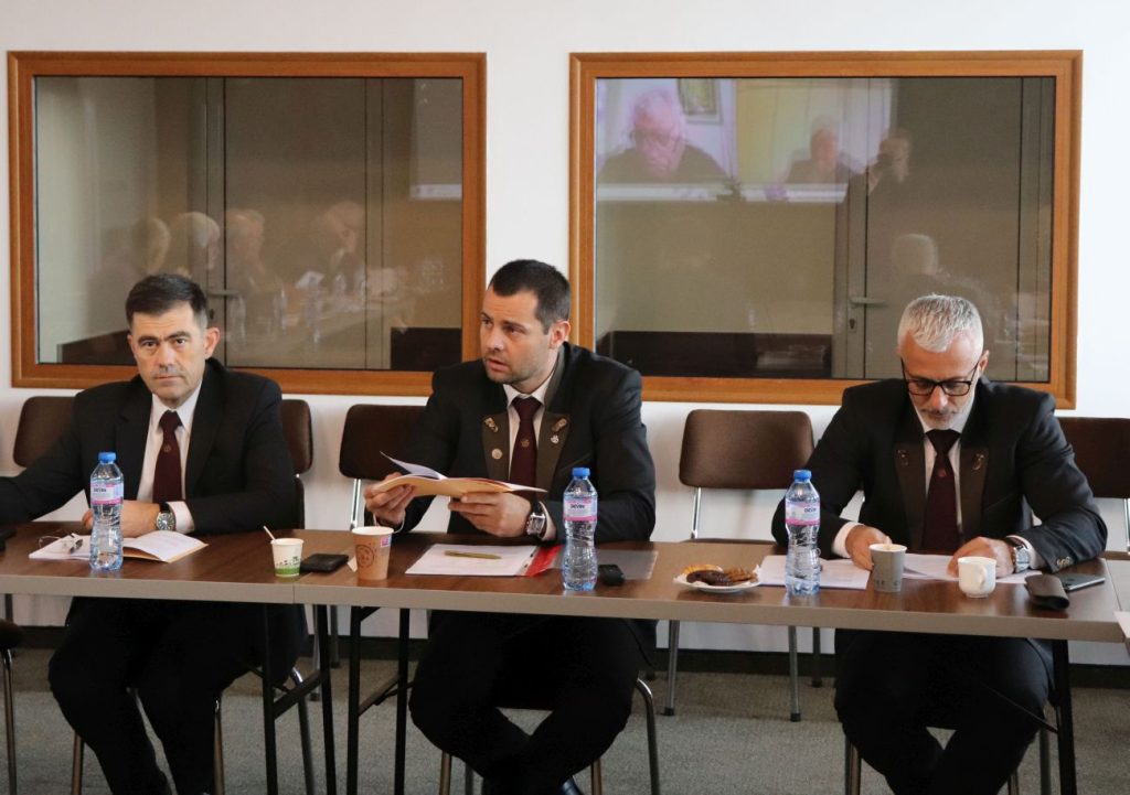 ус предлага