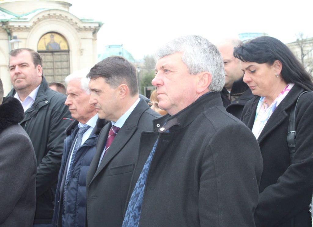 За вековния юбилей на Седмицата на гората - Патриархът и президентът символично засадиха български дъб България отбелязва тържествено 100-годишнината от първото провеждане на Седмицата на гората – професионалният празник на лесовъдската колегия. Юбилейното издание е под мотото „Век от вечността в създаване, опазване и грижа“. Официалното откриване на юбилейната година се състоя на 7 април пред храм-паметника „Св. Александър Невски” в присъствието на изявени лесовъди и горски служители от цялата страна, представители на академичните среди, Министерство на земеделието и храните, Изпълнителна агенция по горите, народни представители, областния управител на столицата, общественици и многобройна публика. Официални гости на събитието бяха държавният глава на Република България Румен Радев и Негово Светейшество Даниил Патриарх Български и митрополит Софийски. Тържествената церемония бе открита с изпълнение на националния химн от хора при катедрален храм „Св. Александър Невски” и поздравително слово на зам.-министъра на земеделието и храните Стоян Тошев. „С голямо вълнение заставам пред вас днес на мястото, където преди 100 години нашите предци са поставили началото на лесовъдския празник. Този площад носи духа на забележителна вековна история и подвига на хиляди служители през различните периоди на лесовъдския летопис. За нас е чест и отговорност да бъдем техни наследници”, заяви той, подчертавайки и приноса на академичното образование за развитието на лесовъдството в България, както и силната връзка между наука и практика днес. „Тази годишнина е вековна не само за Седмицата на гората, но и за висшето лесовъдско образование в България - отбеляза в поздравлението си и президентът Румен Радев. – Затова искам да пожелая на всички вас успехи във високоблагородната мисия, на която сте посветили живота си - опазването на българската гора. А тя е нещо много повече от източник на дървесина. Тя е наше национално богатство, носител на националната ни памет и идентичност, извор на вдъхновение, вековен закрилник и дом на уникално биоразнообразие. Като помним колко крехък е балансът на природата, ние трябва категорично да се противопоставяме на всякакви незаконни практики, които ограбват и унищожават това наше богатство. Защото всяко посегателство срещу нашите гори е престъпление срещу идните поколения.” „Историческият поход” на лесовъдите в подкрепа на българската гора започва преди 100 години с благословията на българския патриарх. По същия начин и вековният юбилей днес бе благословен от Негово Светейшество патриарх Даниил, който отслужи тържествен молебен за здравето и благоденствието на всички, свързани с горите на България. След молебена юбилеят на Седмица на гората бе увековечен с най-свещения лесовъдски ритуал – залесяване на дърво. В парковото пространство на патриаршеската катедрала символично бе засаден български дъб като символ на новия живот, бъдното и вечността. Засаждането на дървото, с пожелание да векува на това място, бе извършено от българския патриарх Даниил, държавния глава Румен Радев и зам.-министъра на земеделието Стоян Тошев. Христина СИМЕОНОВА